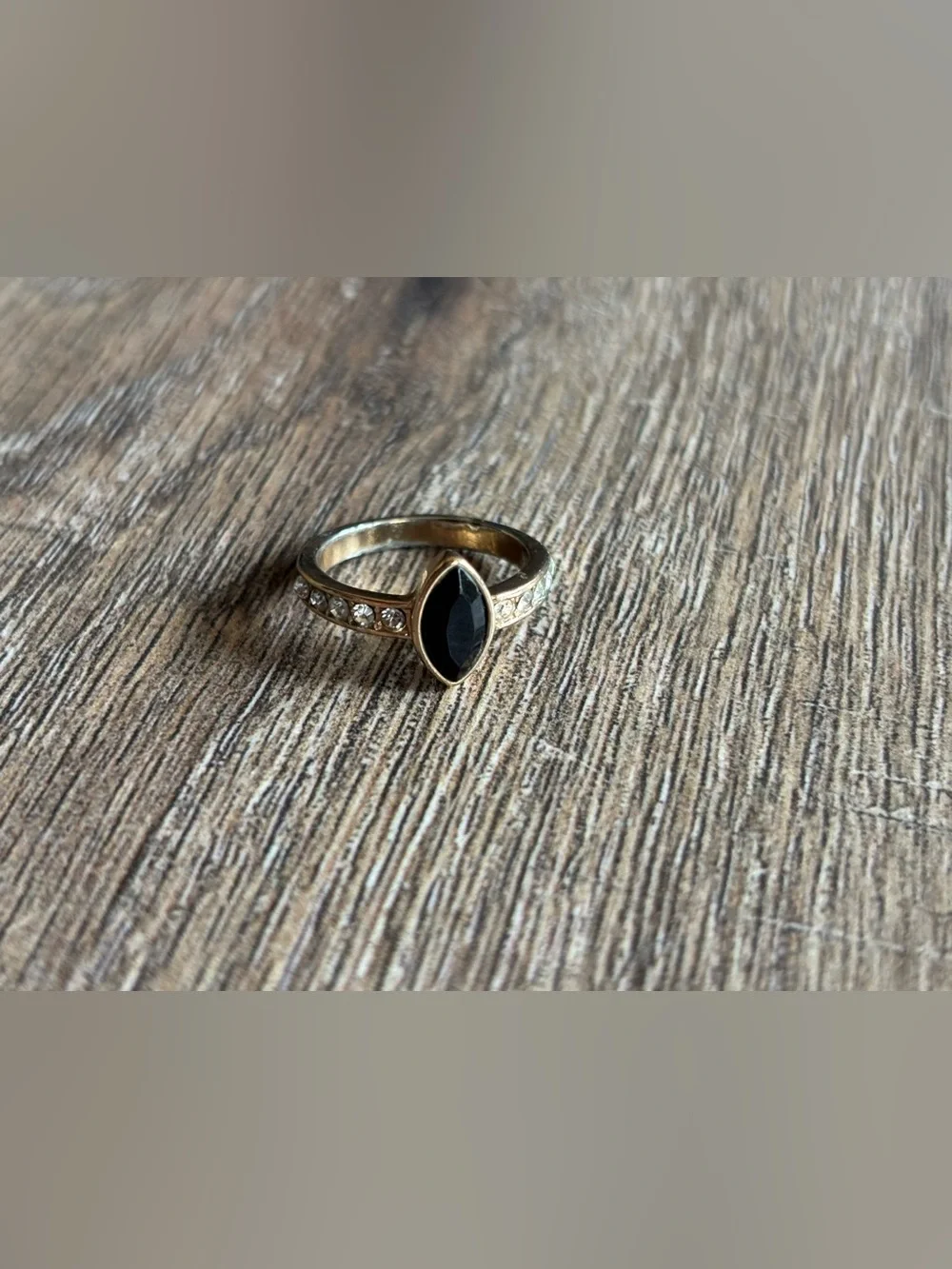 Vintage women’s size 10 marquise-cut black center stone rhinestones metal ring